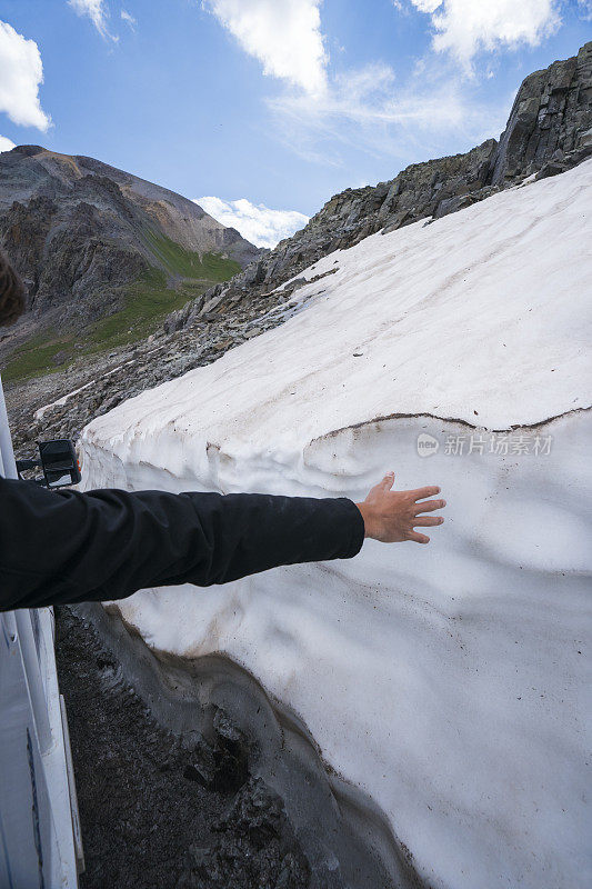 在科罗拉多州的伊莫金山口(Imogene Pass)滑雪时碰到了雪